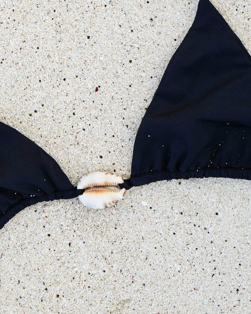 COWRIE TRIANGLE TOP — BLACK M