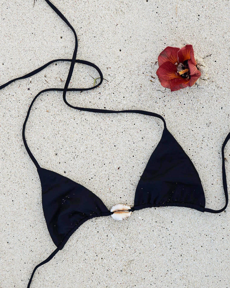 COWRIE TRIANGLE TOP — BLACK M